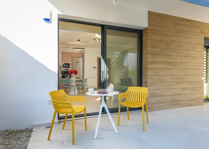 Mouratti New Luxury Garden Apartment